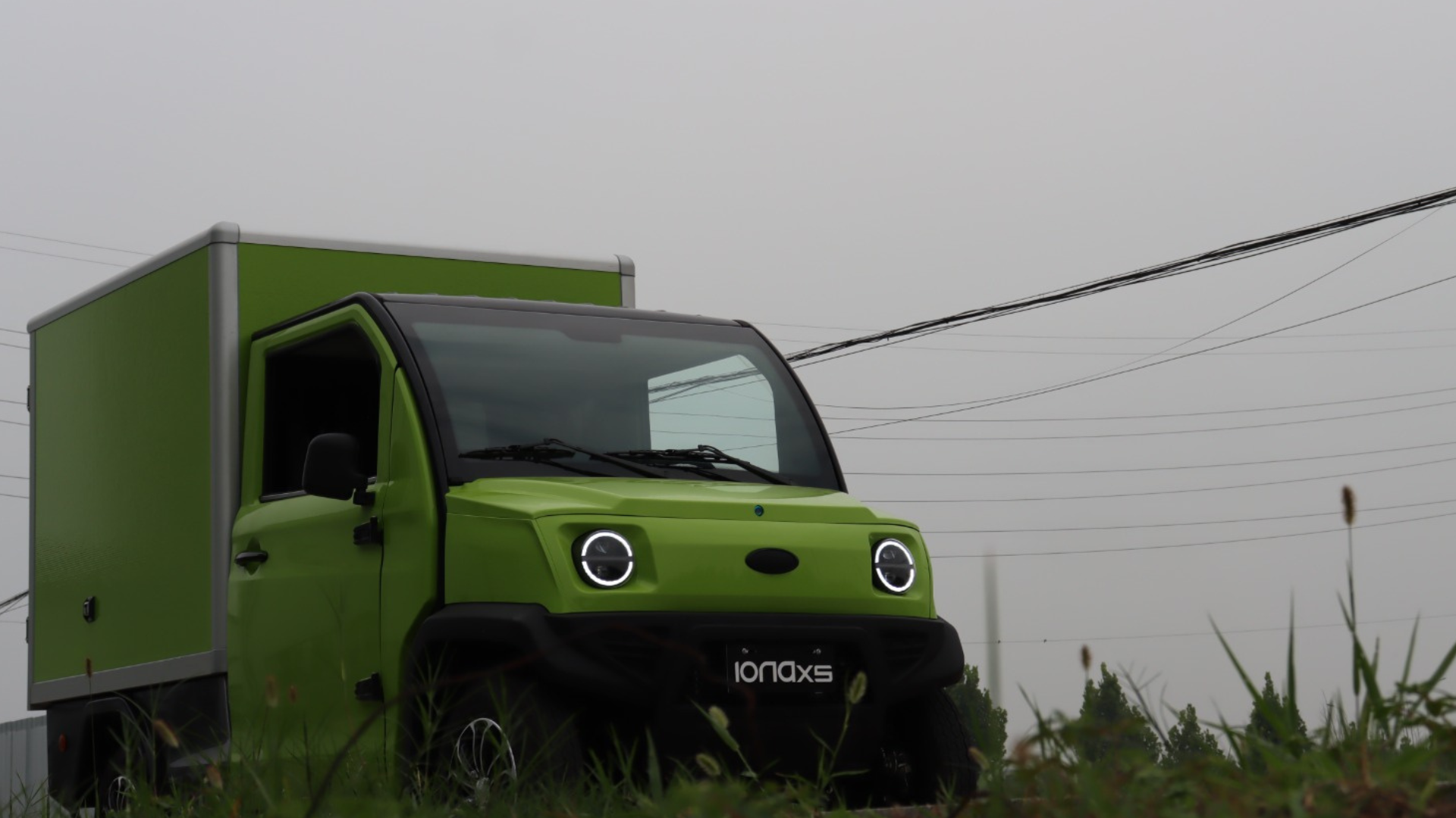 IONAx Move - Vista trasera blanco con caja refrigerada en carretera