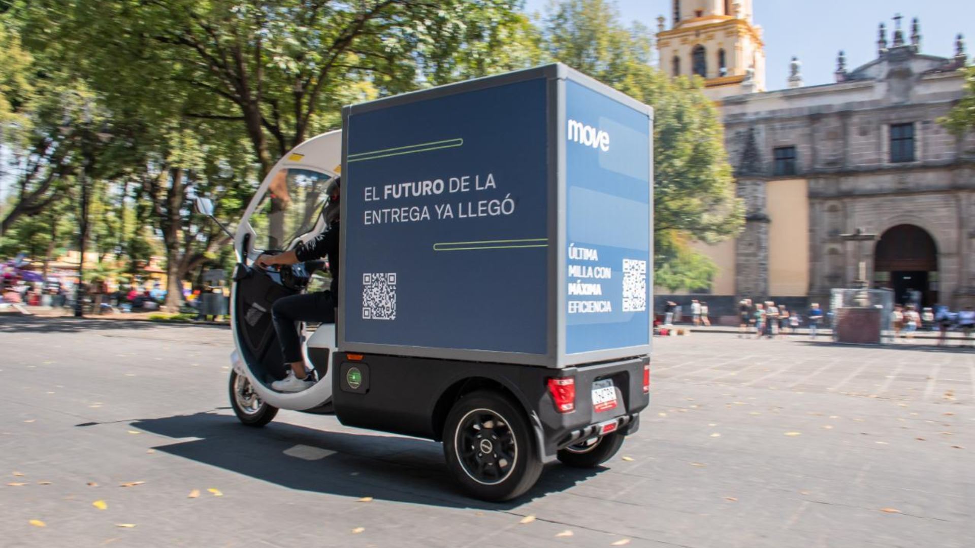 RAP Move - Vista lateral en plaza con branding MOVE