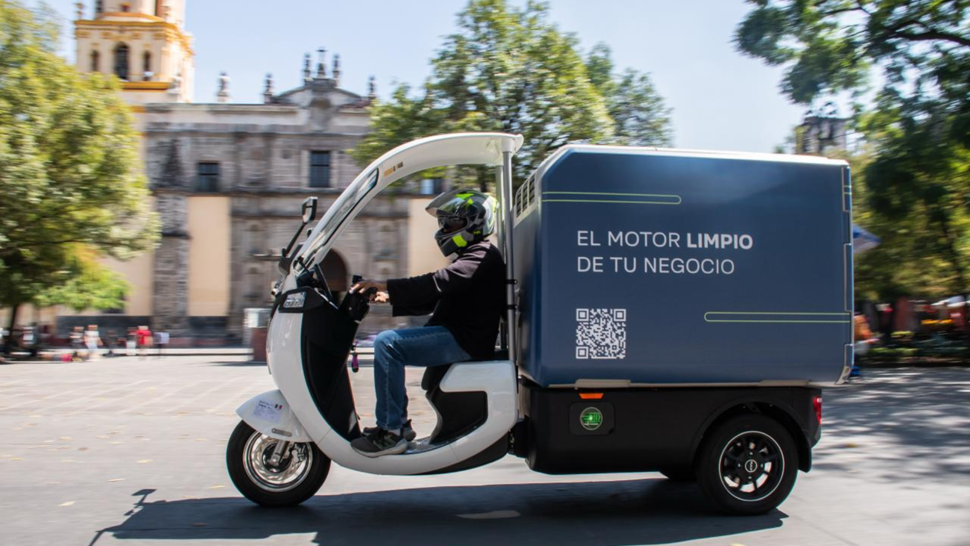 RAP Move - Conductor en operación urbana con caja de carga