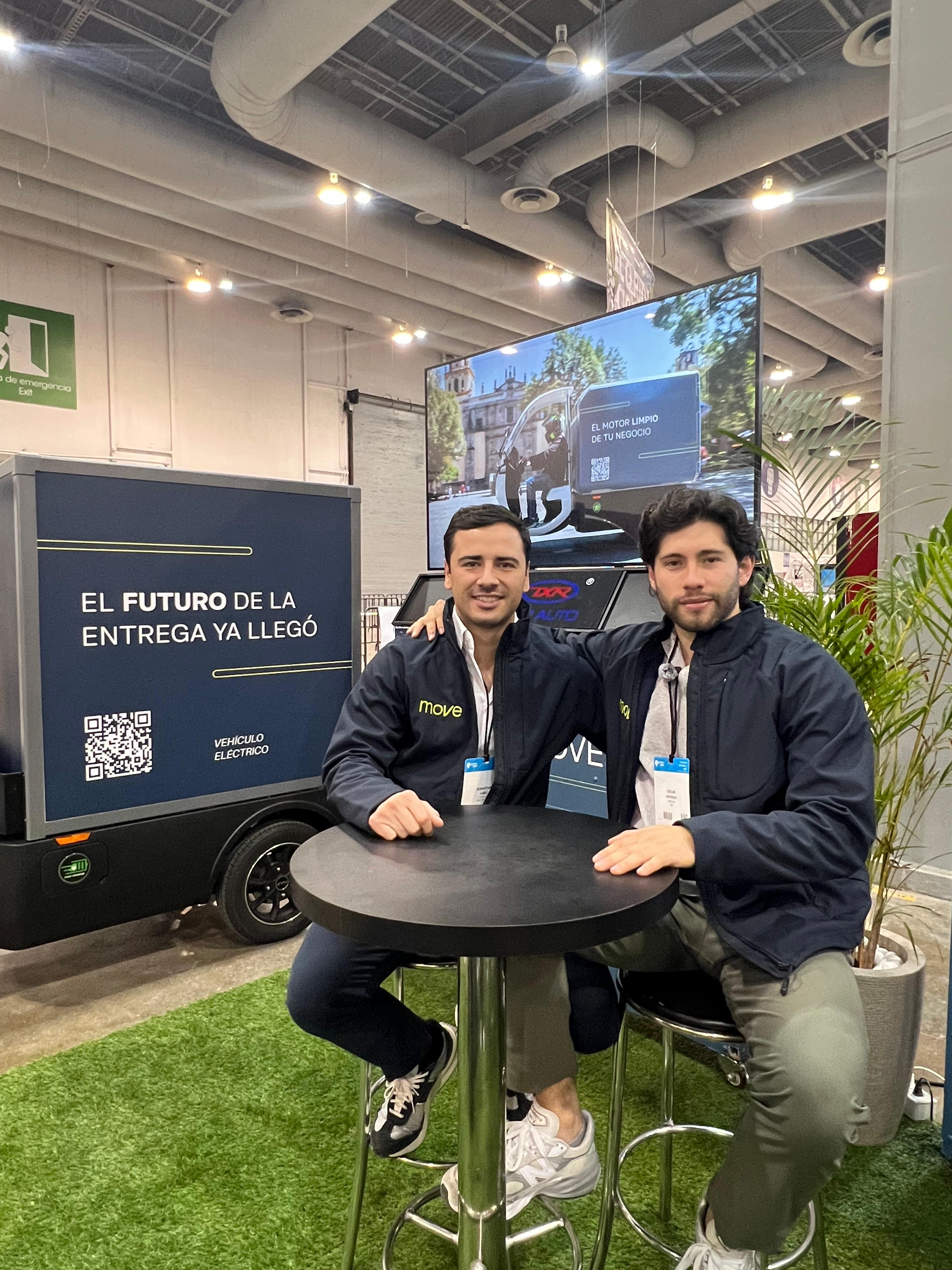 Equipo MOVE en evento de movilidad eléctrica